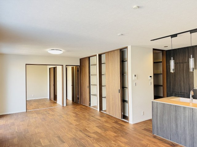 八王子市　長沼町　新築一戸建ての居間・リビング|～23.0帖の明るく開放感のあるLDK、家族団欒の時間をお過ごしいただけます～