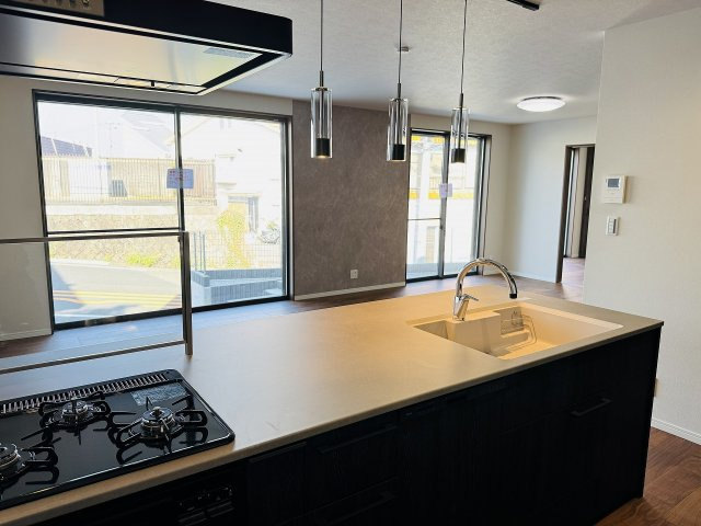 八王子市　長沼町　新築一戸建ての内装|～リビング側の家族とコミュニケーションをとりやすいキッチンです～