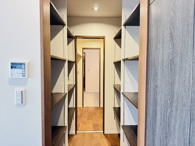 八王子市　長沼町　新築一戸建ての収納|～大容量収納可能なパントリー　FCL・脱衣所・リビングへ回遊できるウォークスルータイプ～