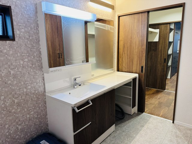 八王子市　長沼町　新築一戸建ての独立洗面台|～ワイドカウンタ―付きの３面鏡独立洗面台　並んでの身支度もゆとりがあります～