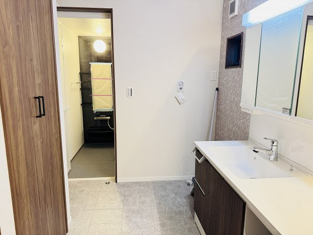 八王子市　長沼町　新築一戸建ての脱衣所|～脱衣所には、リネン類・洗剤類をしまうのに便利な収納もあります～