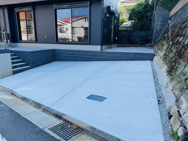 八王子市　長沼町　新築一戸建ての駐車場|～並列2台駐車可能カースペース～