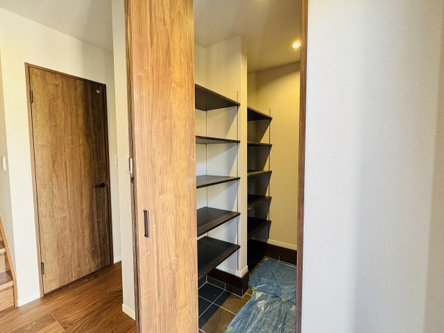 八王子市　長沼町　新築一戸建ての玄関|～大容量収納可能なシューズインクローク　物が溢れがちな玄関がスッキリ～