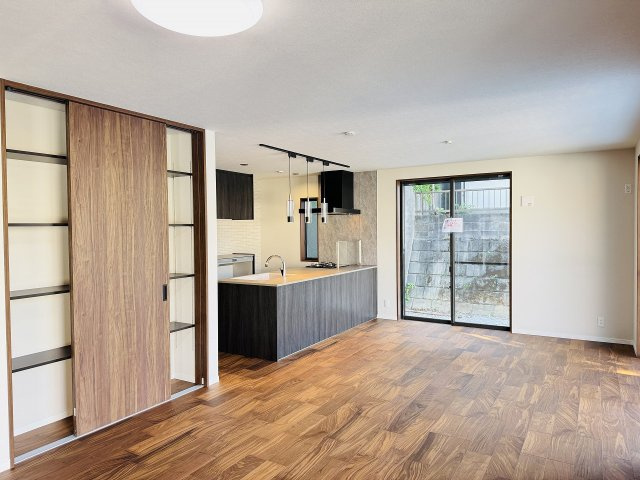 八王子市　長沼町　新築一戸建ての居間・リビング|～23.0帖の明るく開放感のあるLDK、家族団欒の時間をお過ごしいただけます～