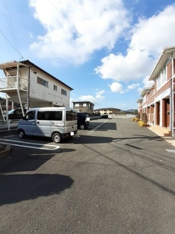 ラフレシールＣの駐車場