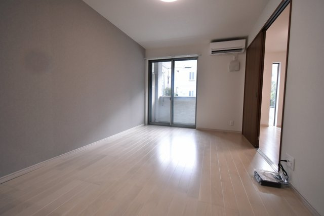 ウェルスクエア西宮北口の居間・リビング