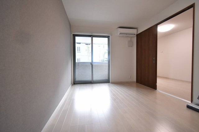 ウェルスクエア西宮北口の居間・リビング