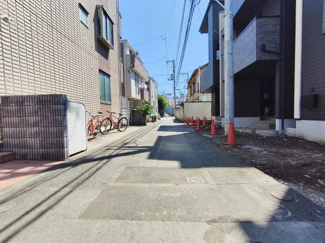 豊島区池袋1丁目 全4棟 2号棟の前面道路含む現地写真|利便性の高い好立地に誕生した邸宅　全4棟
重厚感ある佇まいが目を引きます
仕様設備も充実し美しく仕上がります