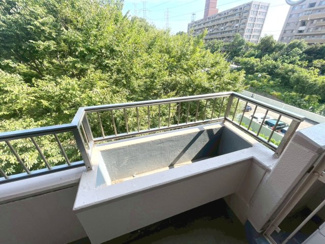 【バルコニー】 | 南側バルコニーには花壇が付いており、目の前に緑が望めます