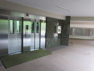 【その他共用部分】 | エントランス２ヶ所あり、エレベーター計４台稼働しています