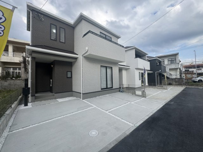 【外観】 | 与那原町与那原（全9棟）A・D・E・F号棟 | A号棟　並列駐車3台可♪