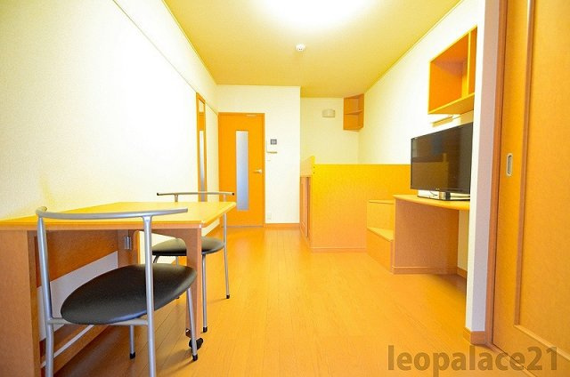 レオパレスサマールＫの居間・リビング|1Fフローリング　2Ｆカーペット