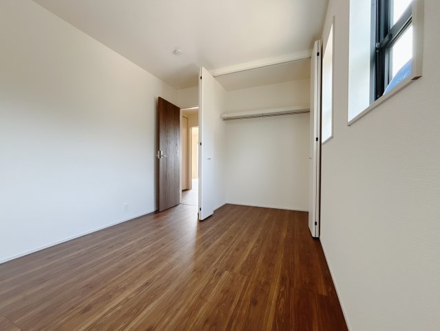 【新築戸建】太田第1長手町の洋室|「今日も一日お疲れ様」とご夫婦でゆったりくつろげる寝室。毎日の家事やお仕事に疲れた日はフカフカのベットで癒されてください。テレビや本棚をおいても快適な広さなのが自慢のお部屋です♪