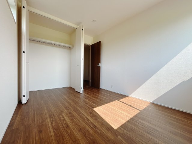 【新築戸建】太田第1長手町の洋室|広い寝室ならインテリアも自由自在にお楽しみいただけます♪お外から帰ってきた後は寝室でゆっくり自分の時間をお過ごしください。