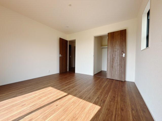 【新築戸建】太田第1長手町の洋室|ダブルベッドを置いても充分な広さを2Ｆのお部屋に設けております。お子様と家族みんなで寝るのも夢じゃありません♪窓からは光が差し込むので日中でも明るいお部屋です。