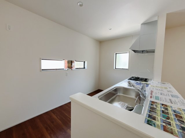 【新築戸建】太田第1長手町のキッチン|お料理をしながらお部屋を見渡せることができる対面キッチンを採用。コミュニケーションがとりやすく、家族の絆が深まります。今日の出来事をおしゃべりしながら楽しい時間をお過ごしください♪