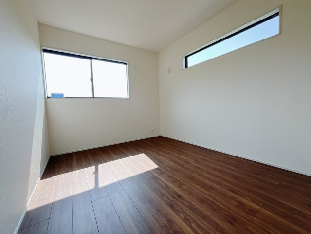 【新築戸建】太田第1長手町の洋室|ママ友が来ても子供達には子供部屋で遊んでいてもらうことができます。ママ達はリビングで楽しくおしゃべりに華を咲かせながら気兼ねなく盛り上がれます♪