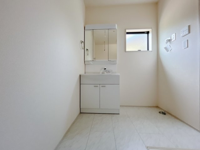 【新築戸建】太田第1長手町の独立洗面台|通常より広いタイプの洗面所になっています。のびのびと使える洗面所には寒い冬にストーブをおいても邪魔になりません♪