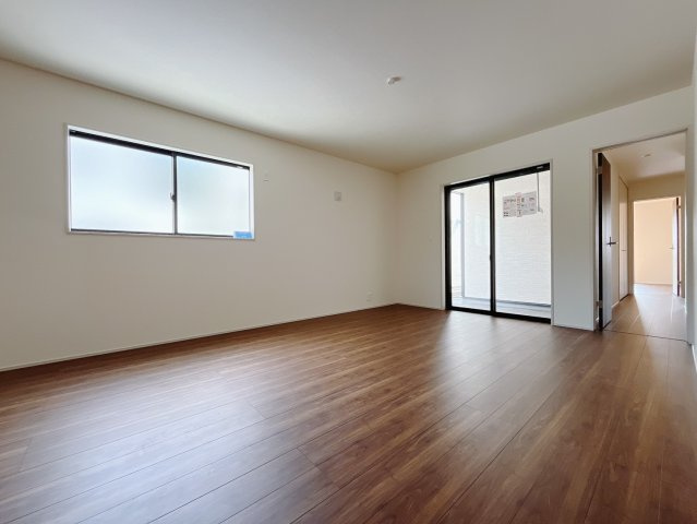 【新築戸建】太田第1長手町の居間・リビング|これから長く住むお家のリビングには毎日気持ちのいい日差しが差し込みます。ポカポカ日向ぼっこをしながらお昼寝をするのもいいですね♪明るいリビングに気分も晴れやかに♪