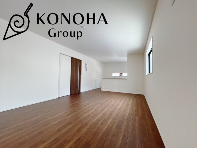 【新築戸建】太田第1長手町の居間・リビング|これから長く住むお家のリビングには毎日気持ちのいい日差しが差し込みます。ポカポカ日向ぼっこをしながらお昼寝をするのもいいですね♪明るいリビングに気分も晴れやかに♪