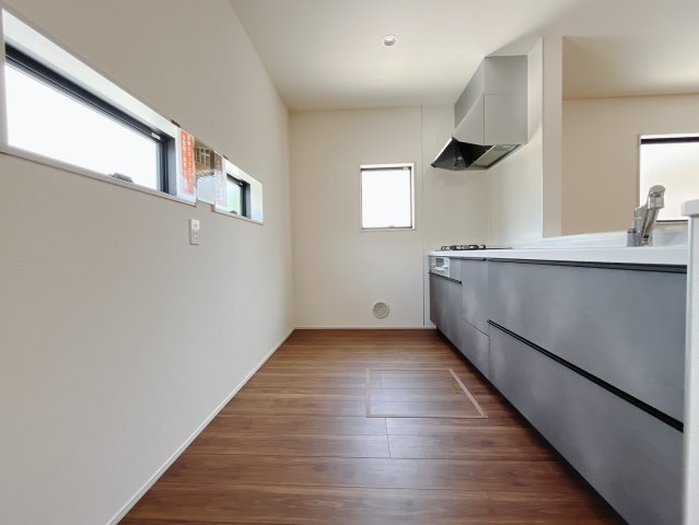 【新築戸建】太田第1長手町のキッチン|お料理ができたら「これ運んで～♪」と手渡しが出来ます。対面キッチンなのでリビングと一体感があり、広々とした空間の中で楽しく食事やお菓子作りが出来ますね♪