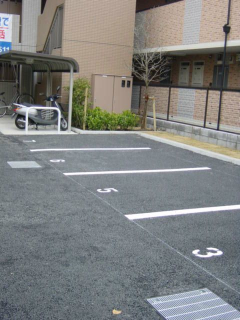 ルイ・オータムの駐車場