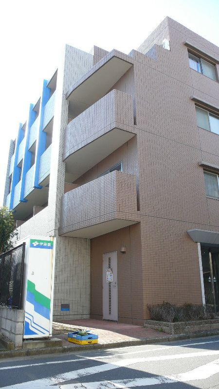ルイ・オータムのエントランス