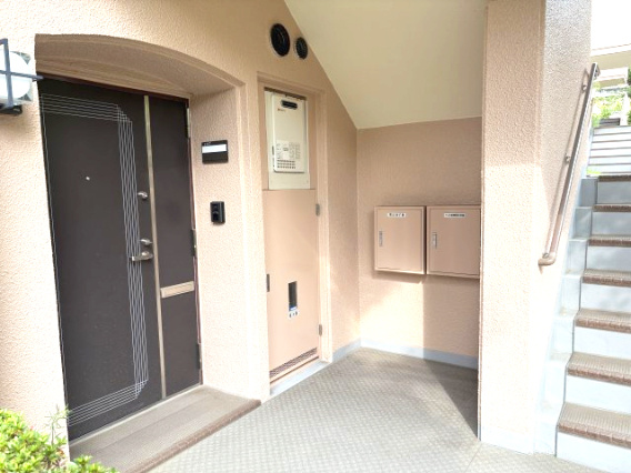 シャルムロアイヤル朝霧の玄関