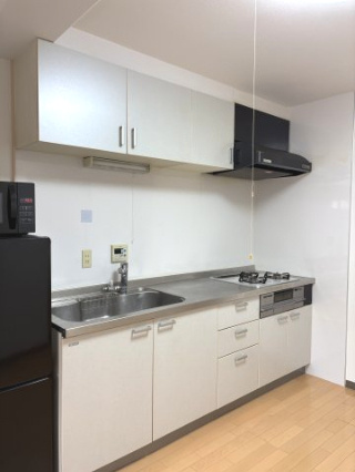 シャルムロアイヤル朝霧のキッチン|上下の収納スペースには食器、調理器具などを収納可能。