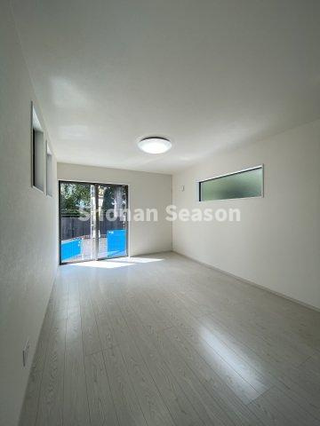 【居間・リビング】 | リビングには収納があるので、お掃除などをすっきり片付けることができますよ◎