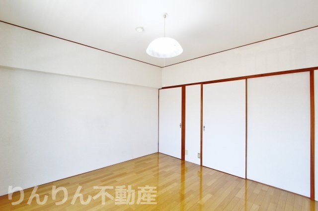 【洋室】 | コーポヤマモト | 広々とした洋室です