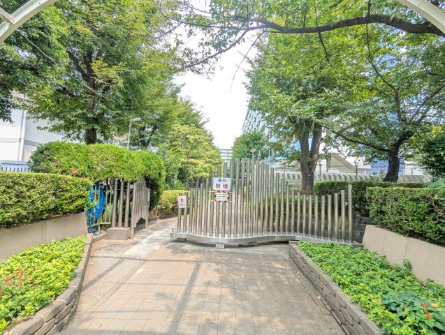 越中島三丁目ハイツ２号棟のエントランス