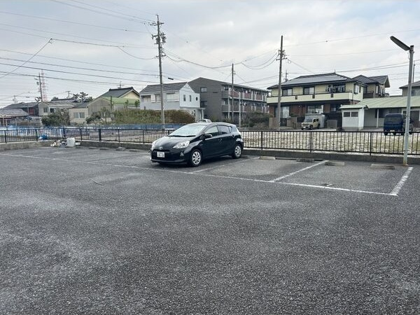 ロイヤルマンションみさき　　刈谷市近郊の賃貸はクラスホーム刈谷店の駐車場
