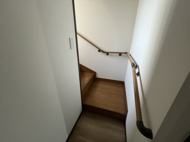 清滝中古戸建の内装|２階へと続く階段