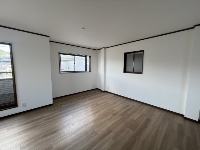 清滝中古戸建の居間・リビング|使いやすいリビングです