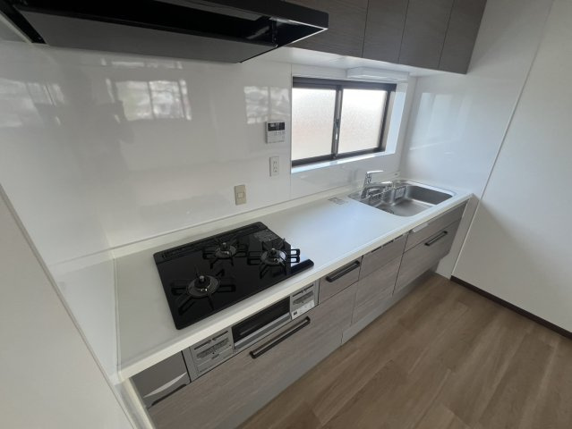 清滝中古戸建のキッチン|コンパクトなキッチンで掃除もラクラク