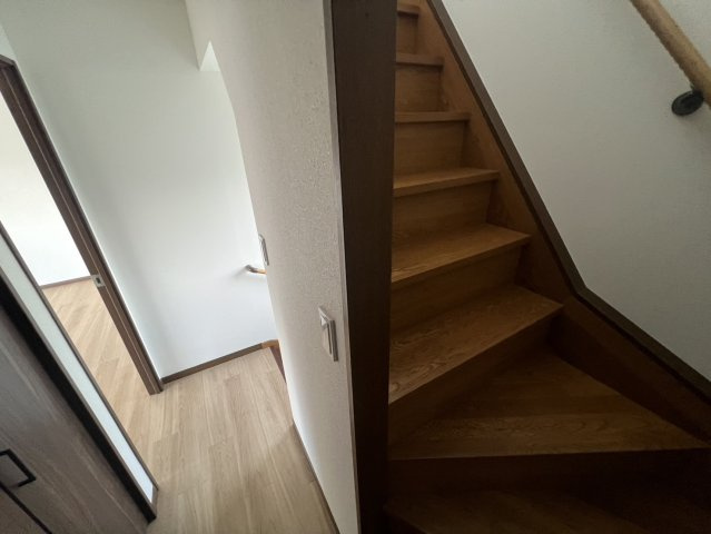 清滝中古戸建の内装|３階へと続く階段です