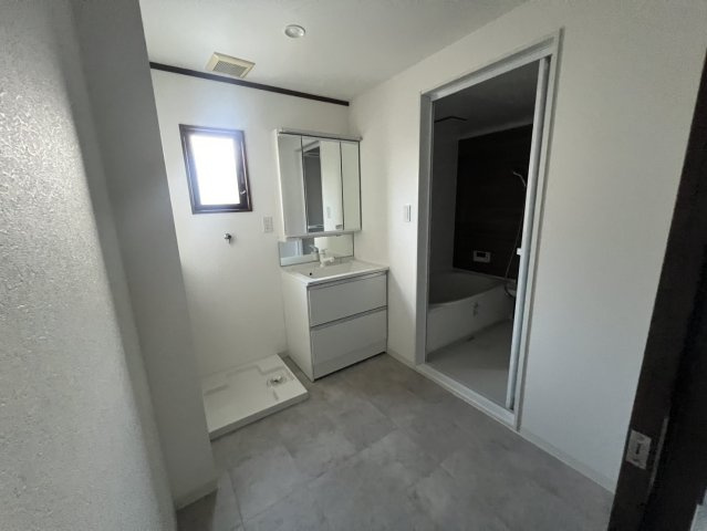 清滝中古戸建の脱衣所|広々とした脱衣所です