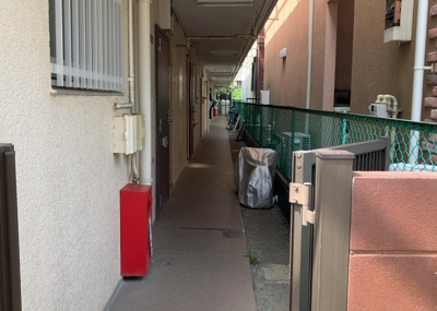 【中庭】 | リエス中町 | 中庭（パティオ）とは、一つの建築物の内部に設けられた、壁などで囲われている庭のことを指します。コの字型、ロの字型が主流ですが、L字型の中庭もあります。最近では、インテリア性の高さからも人気があります。