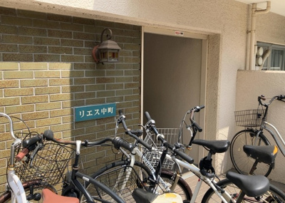 【エントランス】 | リエス中町 | マンションのエントランスには、もともと風よけや防犯の役割がありますが、マンションによって宅配ボックスなどの設備が備わっている所もあります。日々の生活をイメージしながら生活しやすさをチェックしましょう。