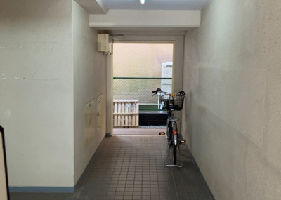 【ロビー】 | リエス中町 | ロビーというと、エントランスと何がちがうの？と思いますよね。実はロビーとエントランスには明確な決まりはありません。物件によっては、エントランスを入って広がるある程度の広さのある空間がロビーとなります。