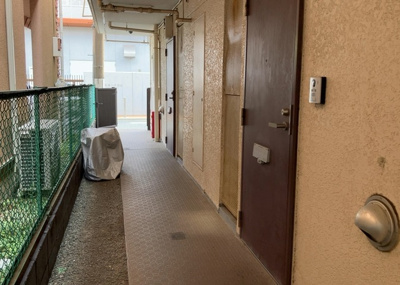 【玄関】 | リエス中町 | 玄関は家の顔でもあり、家族以外の目にも止まる場所です。玄関は外との間を仕切る扉、靴などをしまっておく収納スペース、靴脱ぎのたたきスペース、来客とのやり取りをするドアホンなど複数のアイテムからなります。