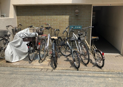 【駐車場】 | リエス中町 | 車一台あたりに必要なスペースは、標準サイズの普通自動車で横幅2m50cm、長さ5mは必要になります。ただし、乗降のことも考慮して横幅3m30cm、長さ5m50cmほどは確保できるところを選びましょう。