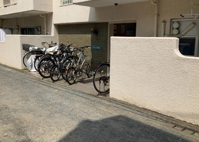 【駐車場】 | リエス中町 | 駐車場と明記されていても、最小スペースでつくられた駐車場だと大型車は駐車できなかったり、出入りしにくくなったりする可能性があります。お車のサイズと購入したい物件の駐車場のサイズを現地で確認しましょう。