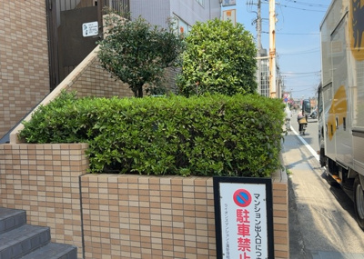 【中庭】 | ライオンズマンション上溝 | 中庭（パティオ）とは、一つの建築物の内部に設けられた、壁などで囲われている庭のことを指します。コの字型、ロの字型が主流ですが、L字型の中庭もあります。最近では、インテリア性の高さからも人気があります。