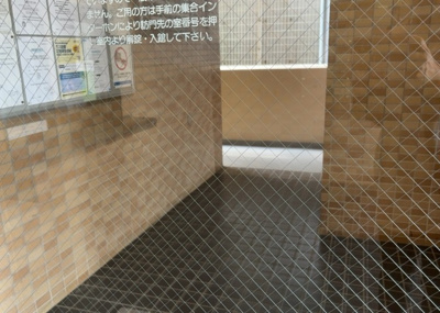 【ロビー】 | ライオンズマンション上溝 | ラウンジは、マンションの共用スペースに椅子やテーブルなどを配置した利用者が寛げる空間です。屋内型ラウンジと屋外型ラウンジがあります。共用部分の管理状況と合わせて、詳細については現地でご確認ください。