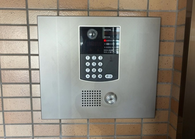 【防犯設備】 | ライオンズマンション上溝 | 当然のことではありますが、オートロックやセンサーライト、ホームセキュリティーなどの防犯設備があれば、小さいお子様がいるご家庭も安心ですよね！まず物件購入の際は、防犯設備もチェックするようにしましょう。