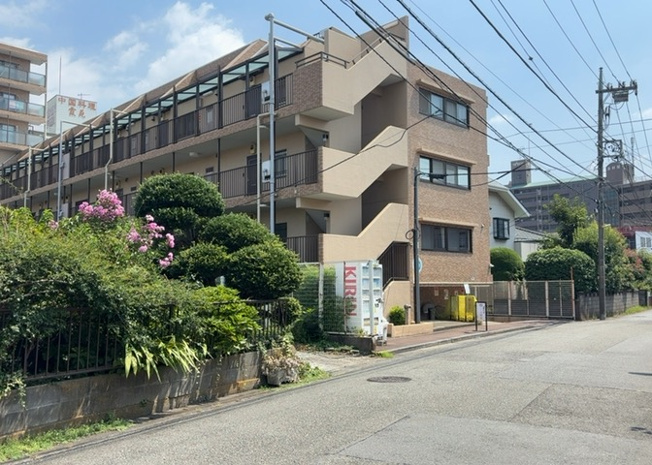 【外観】 | ライオンズマンション上溝 | 隣家の土地はどうなっているのか、生活利便施設が近くにあるのか、学校まで近いかなど、お客様のライフスタイルにあわせたイメージが重要です。また、近くにあると困る施設が近くにないかも確認するといいでしょう。