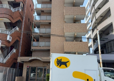 【外観】 | ライオンズマンション上溝 | 道幅が広い場所は日当たりや風通が良好です。幅が広いのですれ違いも可能ですし大きな車でも駐車可能！一方で、大型車が通ることも多くなるため交通量の増加により騒音に繋がります。また土地の値段が高くなります。