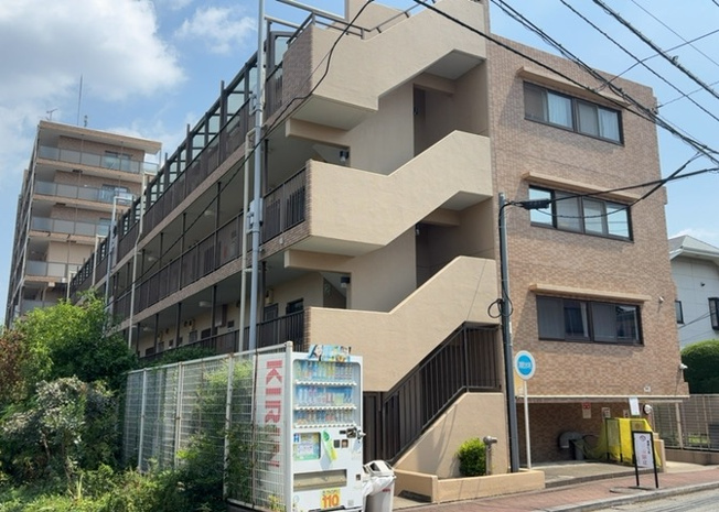 【外観】 | ライオンズマンション上溝 | ＲＣ造、Reinforced Concreteは直訳すると補強されたコンクリートです。主に柱や梁・床・壁が鉄筋とコンクリートで構成おり、鉄筋を組んだ型枠にコンクリートを流し込んで固めたものを指します。